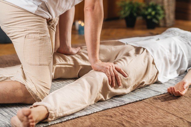 Thai Acupressure Massage - Knee Pain Treatment London