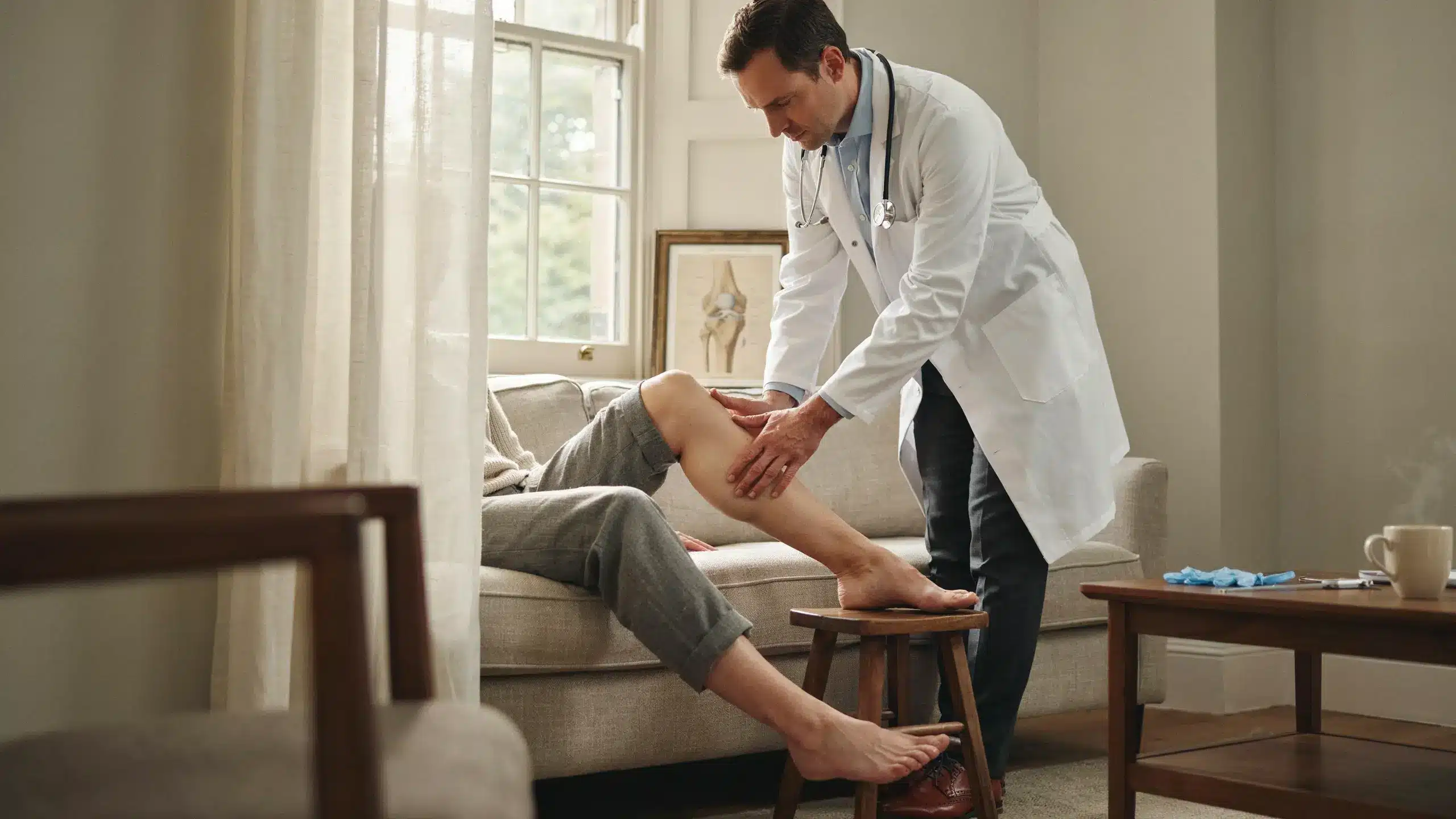 A private knee specialist in London examining a patient's knee to diagnose the four common causes of knee pain including osteoarthritis and ligament injuries